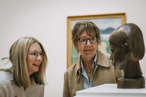 Två personer framför skulptur av Ninnan Santesson