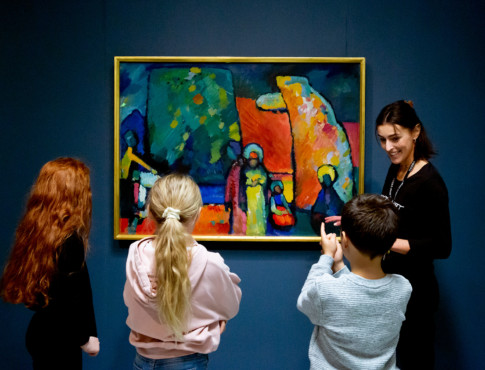 Barn framför verk av  Wassily Kandinsky