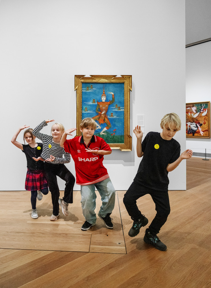 Children in front of Dardel's "Jean Börlin in Siamese Dance"